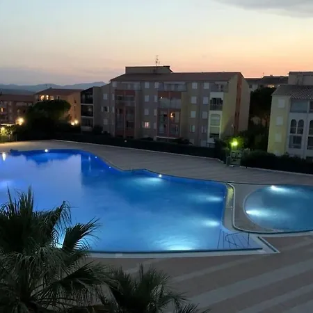 Avec Terrasse En Rez-de-jardin Dans Avec Piscine, Tennis Et Aire De Jeux Apartment