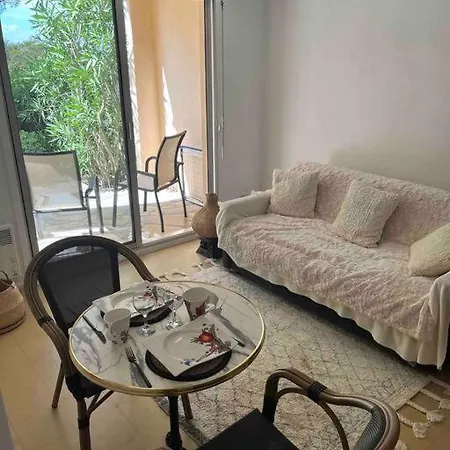 Avec Terrasse En Rez-de-jardin Dans Avec Piscine, Tennis Et Aire De Jeux *