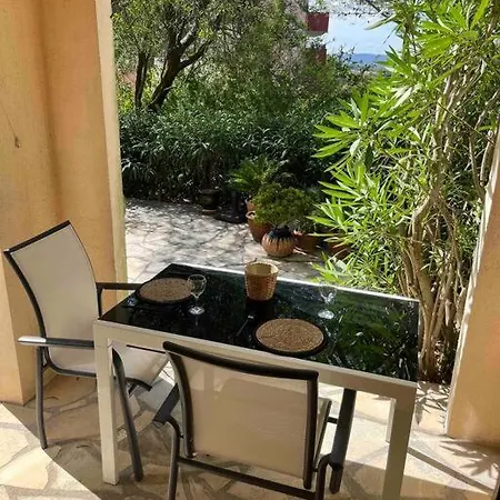 Avec Terrasse En Rez-de-jardin Dans Avec Piscine, Tennis Et Aire De Jeux