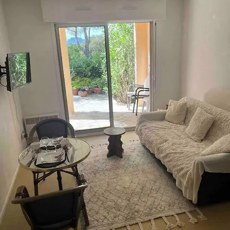 Avec Terrasse En Rez-de-jardin Dans Avec Piscine, Tennis Et Aire De Jeux Fréjus