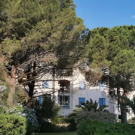Avec Terrasse En Rez-de-jardin Dans Avec Piscine, Tennis Et Aire De Jeux *